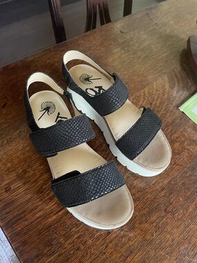 OTBT Montane - Women’s Black Textured Two-Strap Platform Sandals - size 10